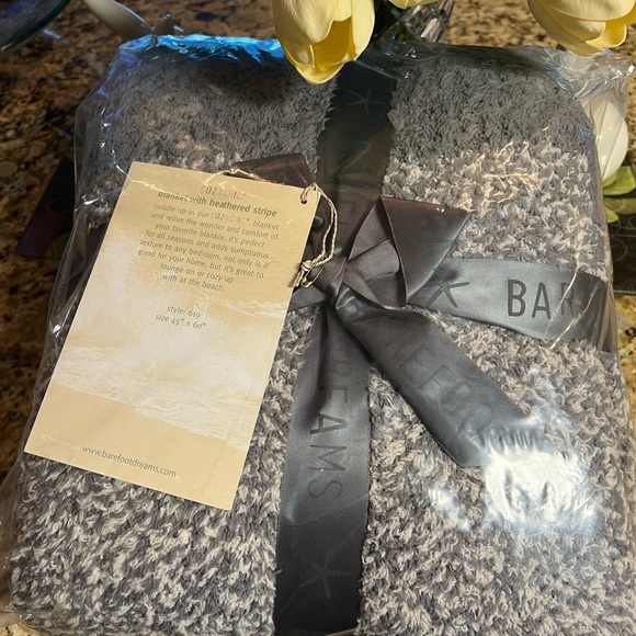 Barefoot Dreams CozyChic Heathered Stripe Throw - Graphite/Stone - 45” x 60” - Picture 3 of 8